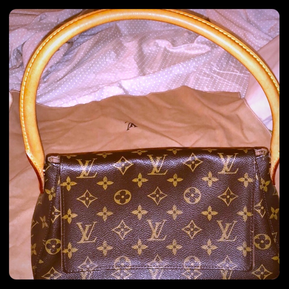 Louis Vuitton Authentic Looping Shoulder Bag